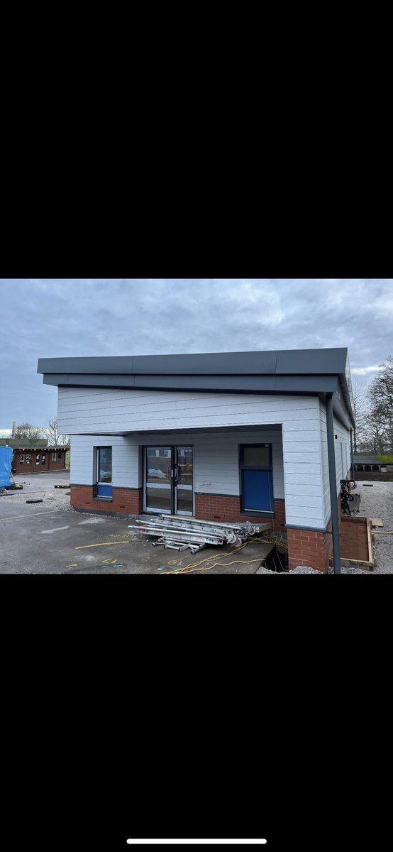 KynastonCS's tweet photo. Great workmanship here in Whitford on one of the many early years centres we have been working on across North Wales 

#whitford #northwales #wales #roofing #cladding #boards #flatroof #aluminium #fascia #construction https://t.co/RLQ0zyflC4