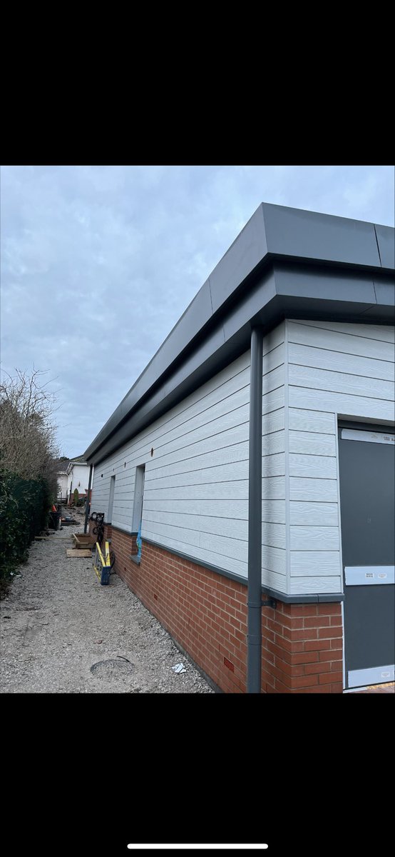 KynastonCS's tweet photo. Great workmanship here in Whitford on one of the many early years centres we have been working on across North Wales 

#whitford #northwales #wales #roofing #cladding #boards #flatroof #aluminium #fascia #construction https://t.co/RLQ0zyflC4