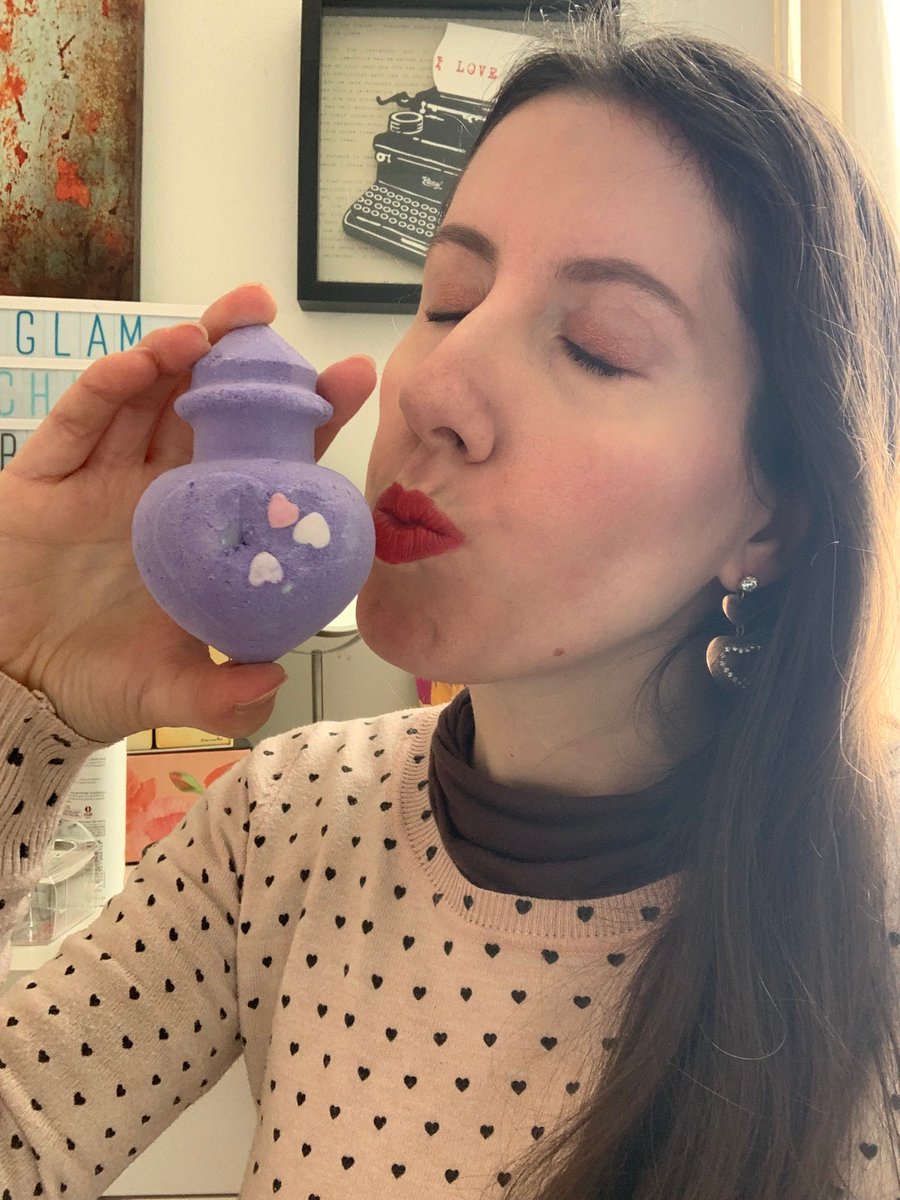 Hey, did you get anything for Valentine's Day yet? 🩷Take a look at #Lush: you'll find lots of cute ideas!  <a href="/lushschweiz/">LUSH Schweiz</a> <a href="/lushsvizzera/">LUSH Svizzera</a> <a href="/lushsuisse/">LUSH Suisse</a> #bathbomb #valentinesday #prsample