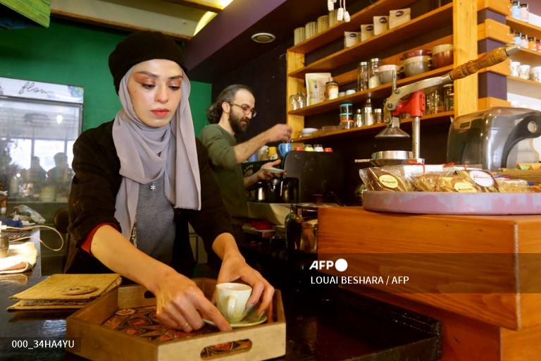 "تختصر المقاهي عموماً في دمشق هذه الأيام ثلاث أزمات على الأقل، الكهرباء والانترنت والدفء".

تقرير وكالة فرانس برس  عن مقاهي دمشق التي تحولت إلى مساحات للعمل والدراسة على وقع أزمة الكهرباء المتمادية
<a href="/AFPar/">فرانس برس بالعربية</a> 
👇👇👇
bit.ly/3UDyF9G