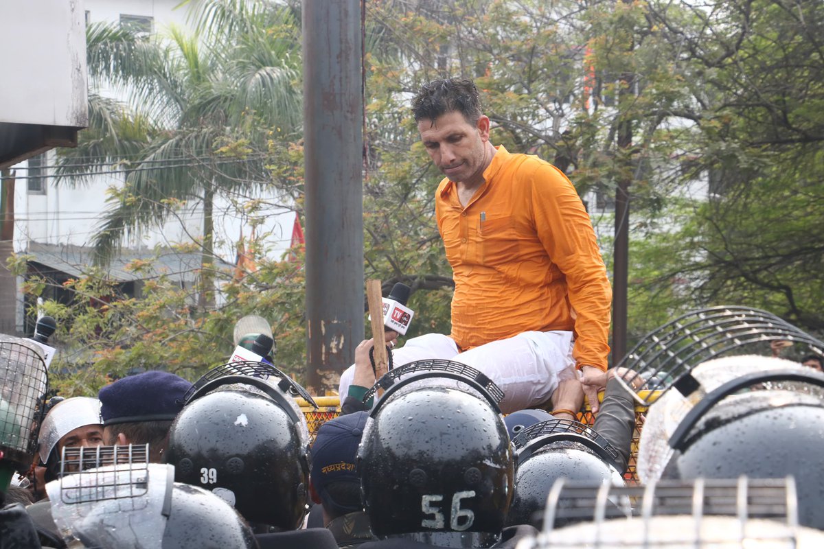 सरफ़रोशी की तमन्ना अब हमारे दिल में है,
देखना है ज़ोर कितना बाज़ू-ए-क़ातिल में है!

📍 विधानसभा घेराव, भोपाल