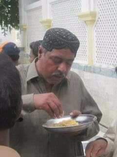 JSQMBashir_Khan's tweet photo. سنڌ جو وڏو 
ھل ڙي يار وڏا ڪاڏي ھليو وئين
آهي ڪو اھڙو مرد مجاھد هن جي سادگي کي ڏسو هن جي عاجزي کي ڏسو اڀ کان به اوچو ڪردار وري خاڪ جھڙي نوڙت ڪيئن نه ڪنهن معصوم ٻار وانگي بنا ڪنهن خوف جي بنا ڪنهن سيڪيورٽي حسار جي پنهنجن وات ڳاڙهن ڇورن جي وچ ۾ بيهي ھٿ سان چانور پيو کائي آهي
1+1 https://t.co/cSo5dynRGf