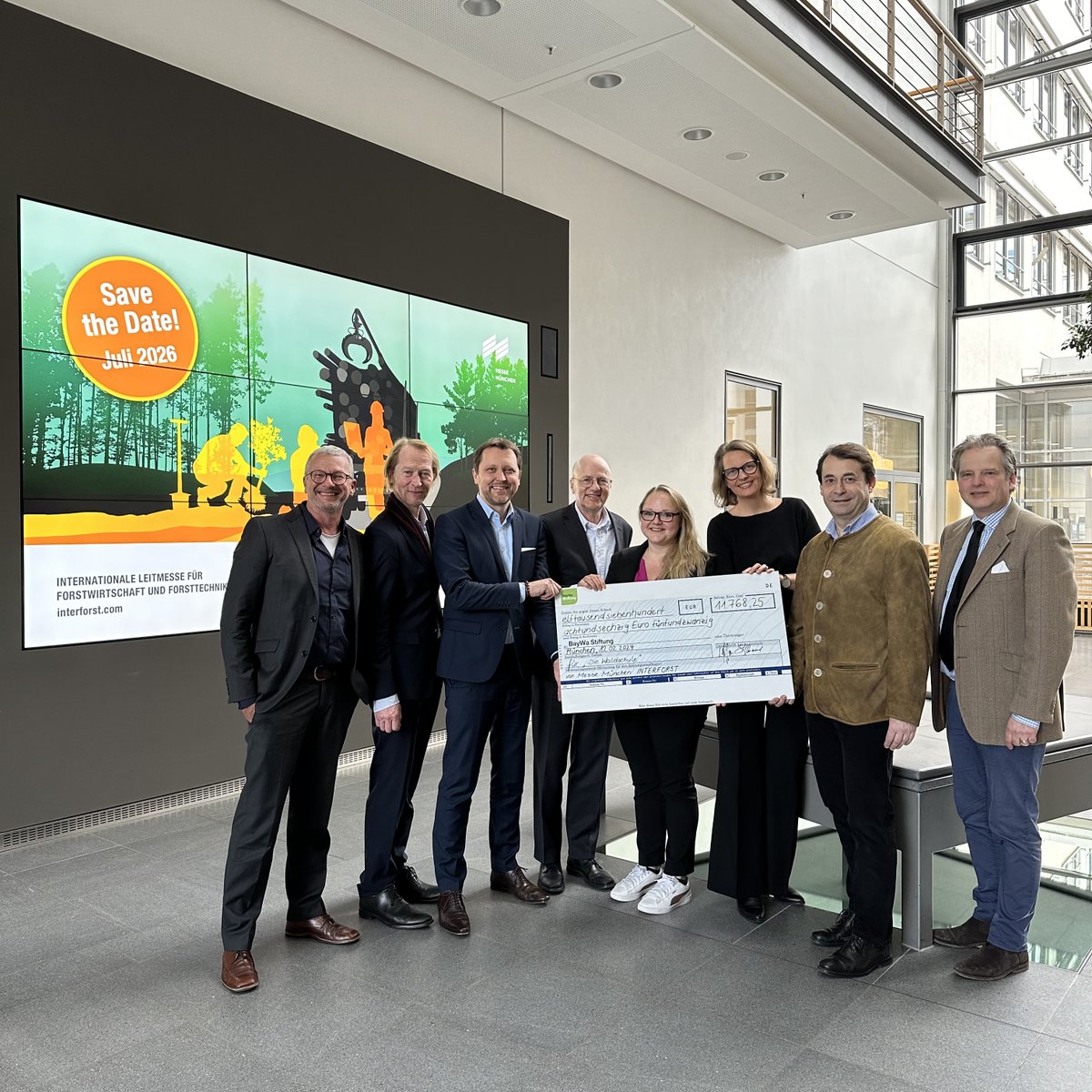 🙏 Bei den Go Green Tickets der INTERFORST 2022 kamen 11.768,25 € zusammen! Die BayWa verdoppelt den Betrag, der in das regionale Projekt Waldschule geht – Natur-Bildung für Kinder &amp; Wiederaufforstung in einem. Heute übergaben die beiden CEOs der Messe München den Scheck.