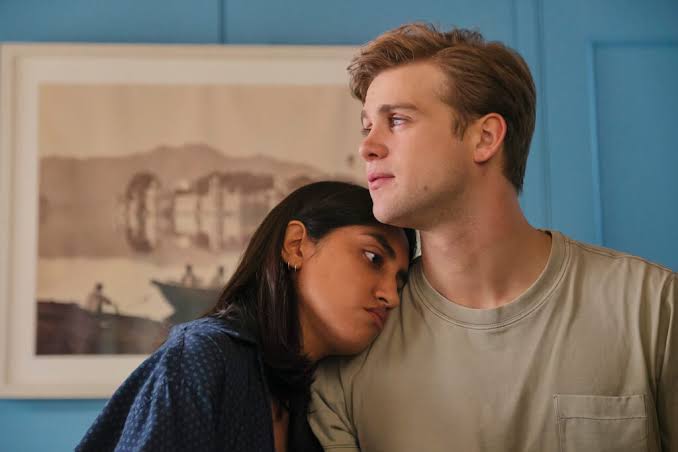 TarizSolis's tweet photo. Damage-nya series terbaru Netflix yg berjudul 'One Day' ini nggak main-main ya. Kelar nonton tatapanku kosong, hati hancur berkeping-keping sampai nangis sesenggukan yg bikin dada sesak. Bagus sekali tapi juga nyakitin!

Jauh lebih emosional ketimbang versi filmnya yg juga diadaptasi dari novel karangan David Nicholls, ini cerita persahabatan tapi mesra sepasang muda-mudi selama belasan tahun dari mereka lulus kuliah, berkarir sampai menikah. Apa yg mulanya diniatkan sebagai hubungan platonik lantas berkembang kian rumit seiring berjalannya waktu.

Tapi bukan semata cerita cinta, ini sejatinya kisah indah tentang menyembuhkan luka, pencarian jati diri dari orang-orang yg bingung menentukan arah hidup, sekaligus bertumbuh sebagai manusia.