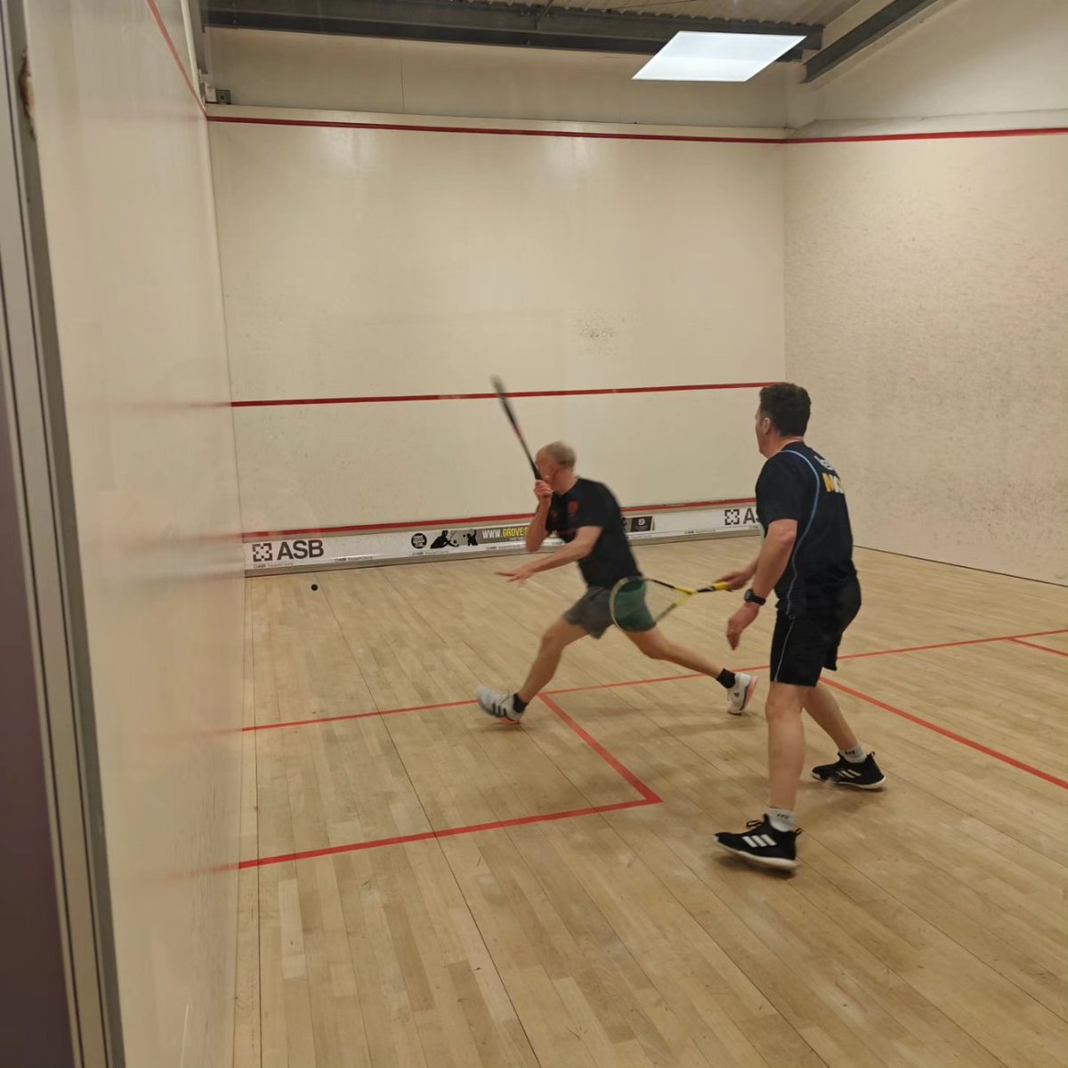 GroveSquashClub's tweet photo. The crowds were in to see Grove 1 extend their unbeaten run to three matches in division 1. With just one point dropped against Grantham 2 it was another excellent team display. @NottsSquash #nottssq1 https://t.co/8PPvWI47cy