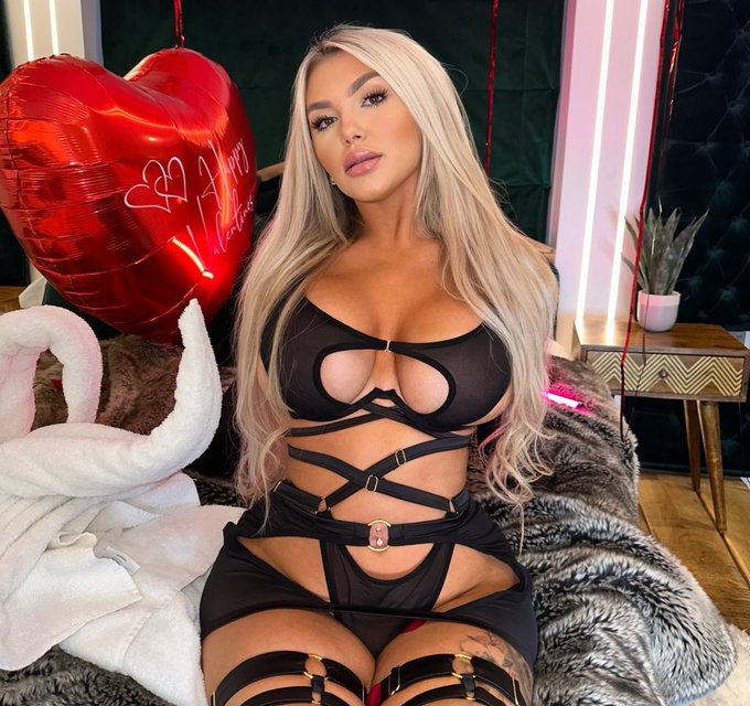 Would you treat me for Valentine&rsquo;s Day? https://t.co/8JEmbBFMB2
