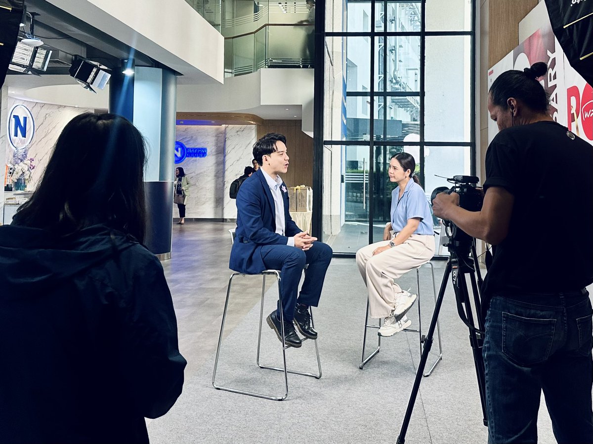 ตัวแทน #ด้อมม่วง เดินสายพบสื่อ 🟣
.
ในประเด็นญัตติด่วน #ขบวนเสด็จ แนวทางพิจารณามาตรฐานความปลอดภัย ยันหนักแน่นไม่รับ #นิรโทษกรรมอำพราง
.
ในรายการขอเวลานอก ออนแอร์ทางเนชั่นทีวี ..โปรดติดตามชมนะครับ