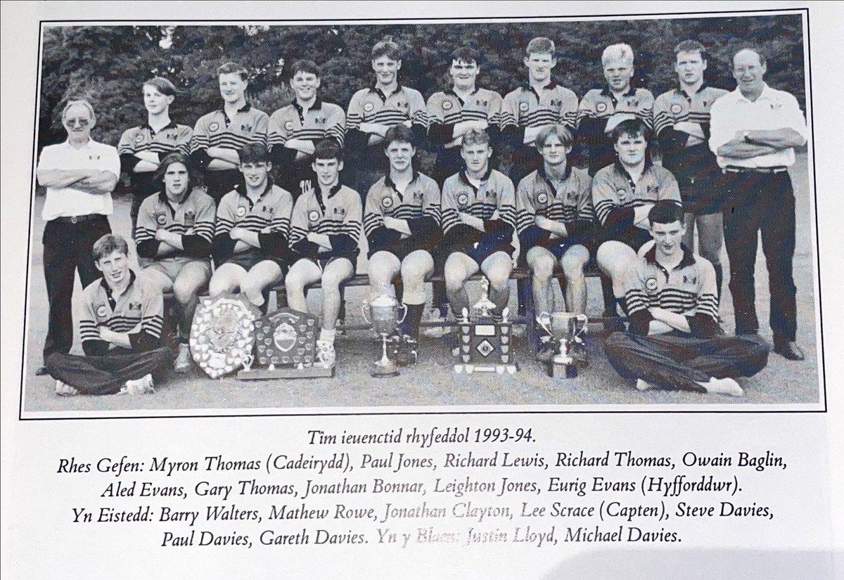 “Erbyn tymor 1993-94 'doedd dim byd yn sefyll yn erbyn tîm ieuenctid y Bont. Profodd y tim ei fod yn un or goreuon yng Nghymru gyfan ar y lefel uchaf.
DAY OF CELEBRATION By the 1993-94 season nothing stood against the Bont youth team. The team proved that it was one of the best!