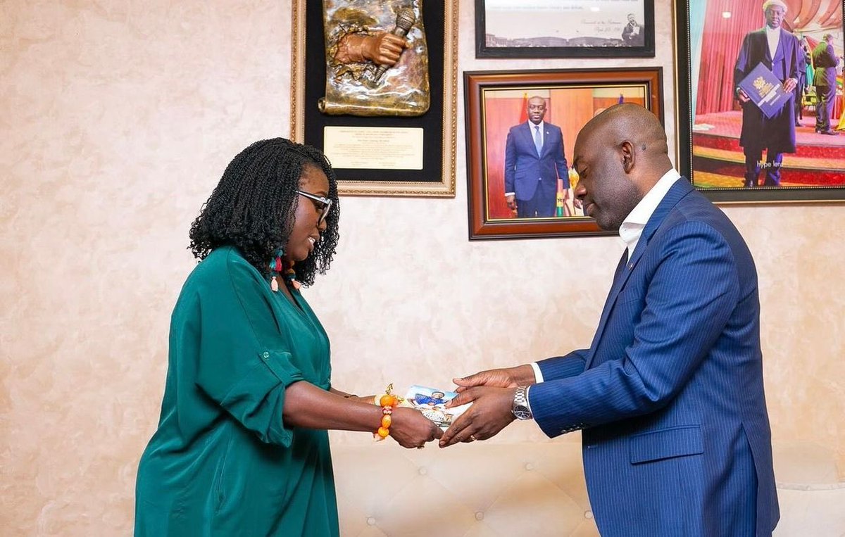 bra_louis's tweet image. Diana Hamilton visited Minister Kojo Oppong Nkrumah to inform him about the 10th-anniversary celebration of #AwakeExperience and invite him to the event, as the Lord&apos;s doing. Tickets available via *725*8080#