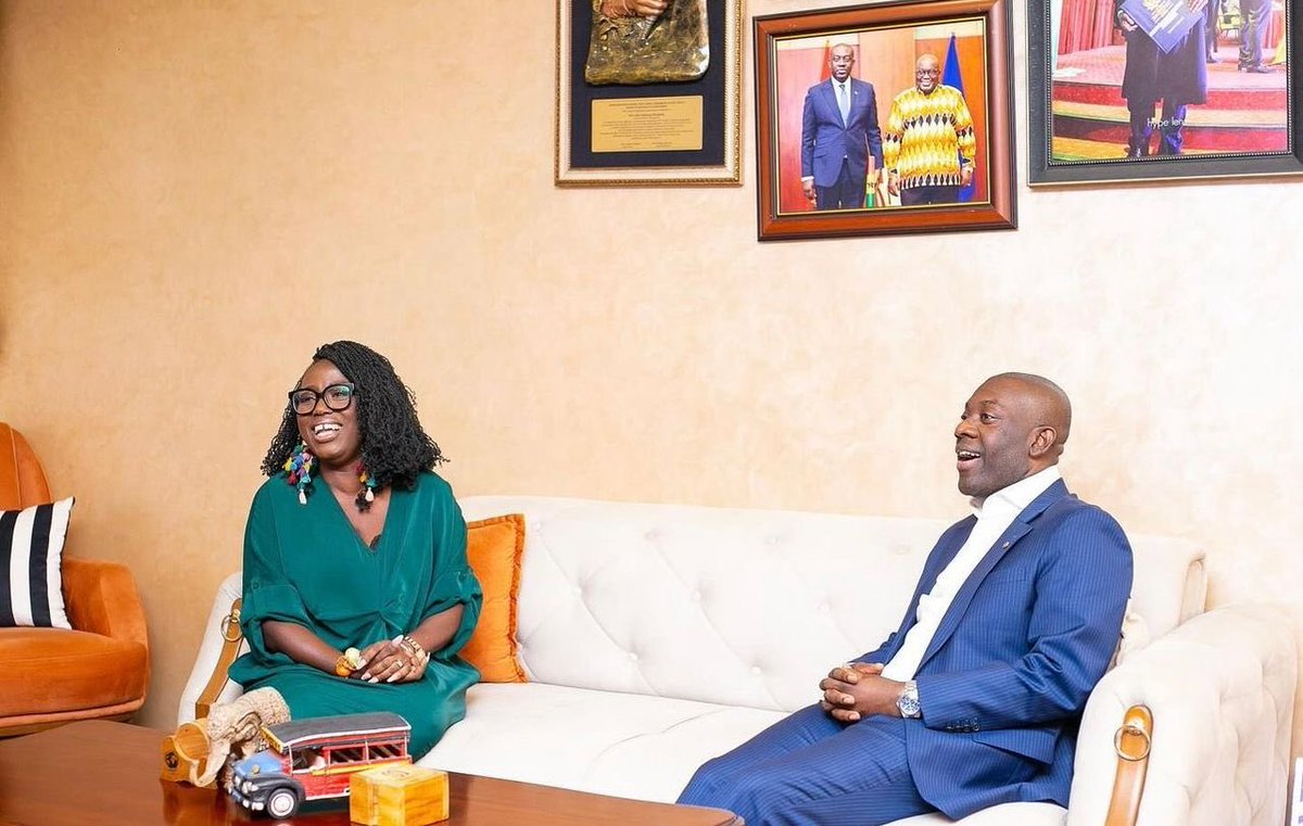 bra_louis's tweet image. Diana Hamilton visited Minister Kojo Oppong Nkrumah to inform him about the 10th-anniversary celebration of #AwakeExperience and invite him to the event, as the Lord&apos;s doing. Tickets available via *725*8080#