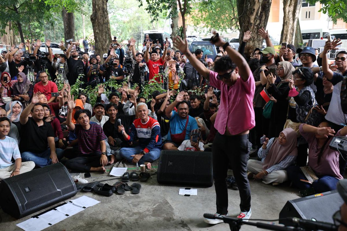 Mengisi masa tenang kampanye, capres 03 menonton Konser mini akustik Slank yang gayeng meski sederhana, bersama warga di komplek Taman Budaya Raden Saleh Semarang, Selasa (13/2/2024). @ganjarpranowo @mohmahfudmd #GanjarPresidenRakyat #MahfudPembelaRakyat #GanjarMahfud2024