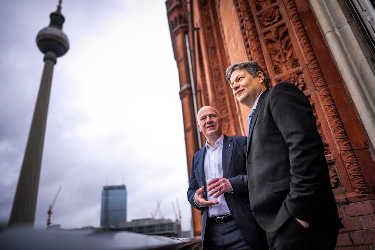 BMWE_'s tweet image. Wirtschaftsstandort auf dem Weg zur #Klimaneutralität. Digitalisierung. Fachkräfte. Start-ups. Die Themen der Vor-Ort-Besuche &amp;amp; Gespräche gestern von Bundesminister #Habeck mit dem Regierenden Bürgermeister @kaiwegner &amp;amp; der Landesregierung waren so vielseitig, wie Berlin selbst.