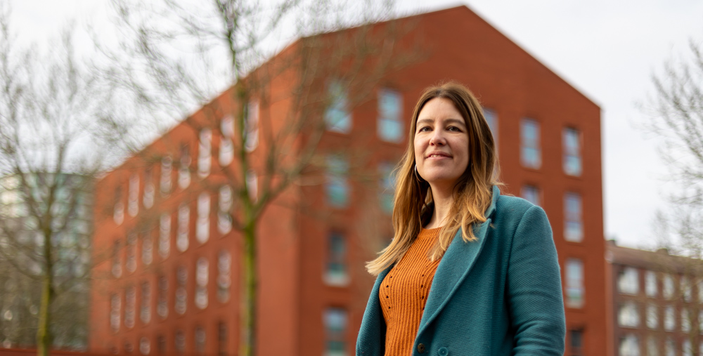 Secondant_CCV's tweet photo. Wat is de waarde van werk in het voorkomen en het herstellen van #partnergeweld? Eind 2023 is Suzanne Bouma op die vraag gepromoveerd aan de @UvA_Amsterdam. Ze vertelt over haar onderzoek in een audio-interview in #Secondant. #huiselijkgeweld #geweld https://t.co/TpfcTTQN9d https://t.co/c1QveoVdpn