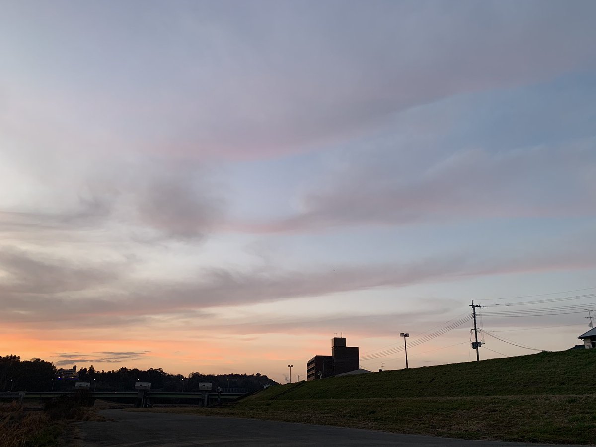 geniuscamp1's tweet photo. @rZusJtwxwEEsKUD 
熊本の今日の夕方の雲です。 https://t.co/5drO3hXaOd