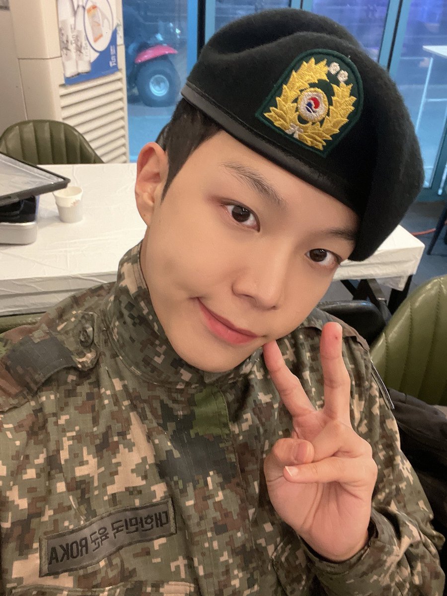 bbong_k2's tweet photo. 우여곡절끝에 제손에 들어온 헌떤남자의 달력...🥹🥹🥹 온썸머님의 은혜 잊지않고 살아가겠습니다 너무너무 보고싶은 우리집 군인 빨리 민간인으로 돌아와줘.. 넘 예쁜 시그 나눠주셔서 정말 감사드립니다 앞으로도 평생 헌프야...♡♡ https://t.co/uR3S32uW1e