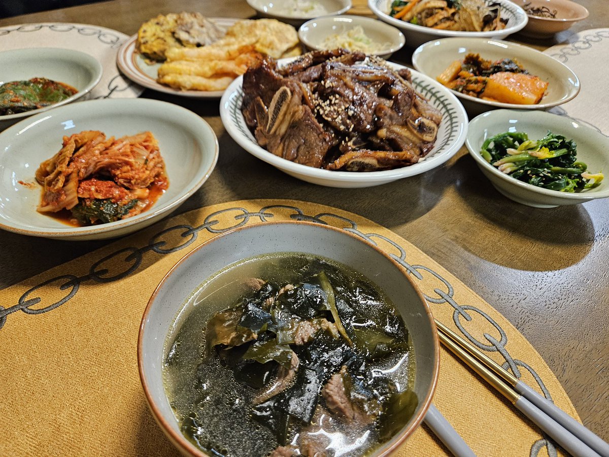 mayaxilef's tweet photo. 🦊🫧
07:14pm [KST]
11:14am [CET]

💌: [Laughing out loud]

I haven’t eaten yet

Oh, right

They asked if I had seaweed soup

*2x photo

As soon as I arrived in Busan

I ate it

This is it. Yeah

#jeongin  #bubble #bubbleupdate #JYPEbubble #I_N  #jeonginbubble #INbubbleupdate https://t.co/b932OlPxx6