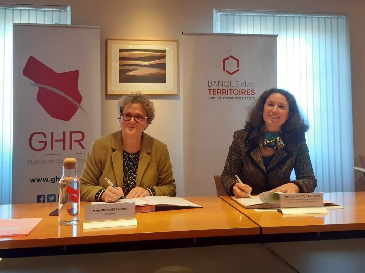 BdT_GrandEst's tweet photo. ▶️Convention #Intracting de 10 M€ [dont 4,2M€ pour financer des ombrières photovoltaïques sur parkings]  pour + de performance #énergétique du patrimoine hospitalier @ghrmulhouse_sa  et + d'économies d'énergie [1,6 M€/an] signée av @BdT_GrandEst 
👏 au personnel hospitalier🏥 https://t.co/aTpDfCzgao