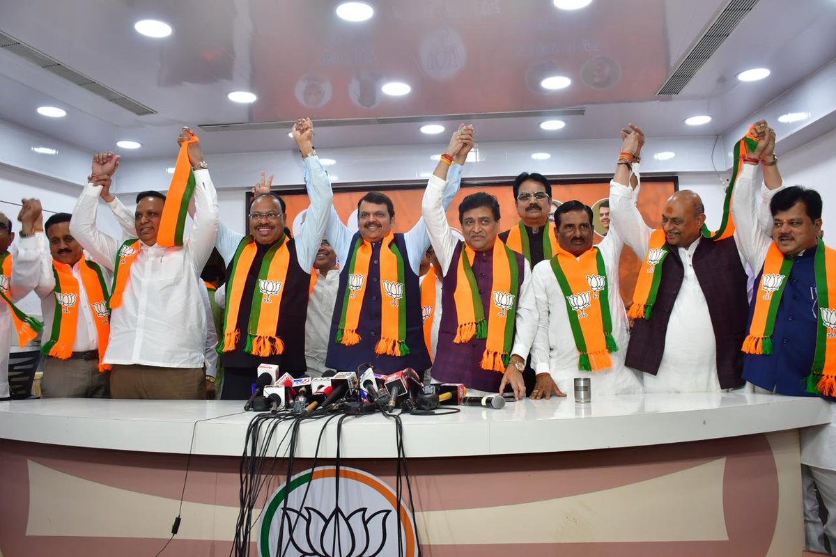 mipravindarekar's tweet photo. राज्याचे माजी मुख्यमंत्री व नांदेडचे लोकप्रतिनिधी श्री. @AshokChavanINC  जी यांचे भारतीय जनता पक्षात स्वागत करतो. 
मला विश्वास आहे कि माननीय पंतप्रधान  श्री. @narendramodi  जी यांनी सुरु केलेल्या विकासयात्रेत आपण आपले अमूल्य योगदान द्याल व भारत मातेची मनोभावे सेवा कराल. https://t.co/ZTDyJopoN1