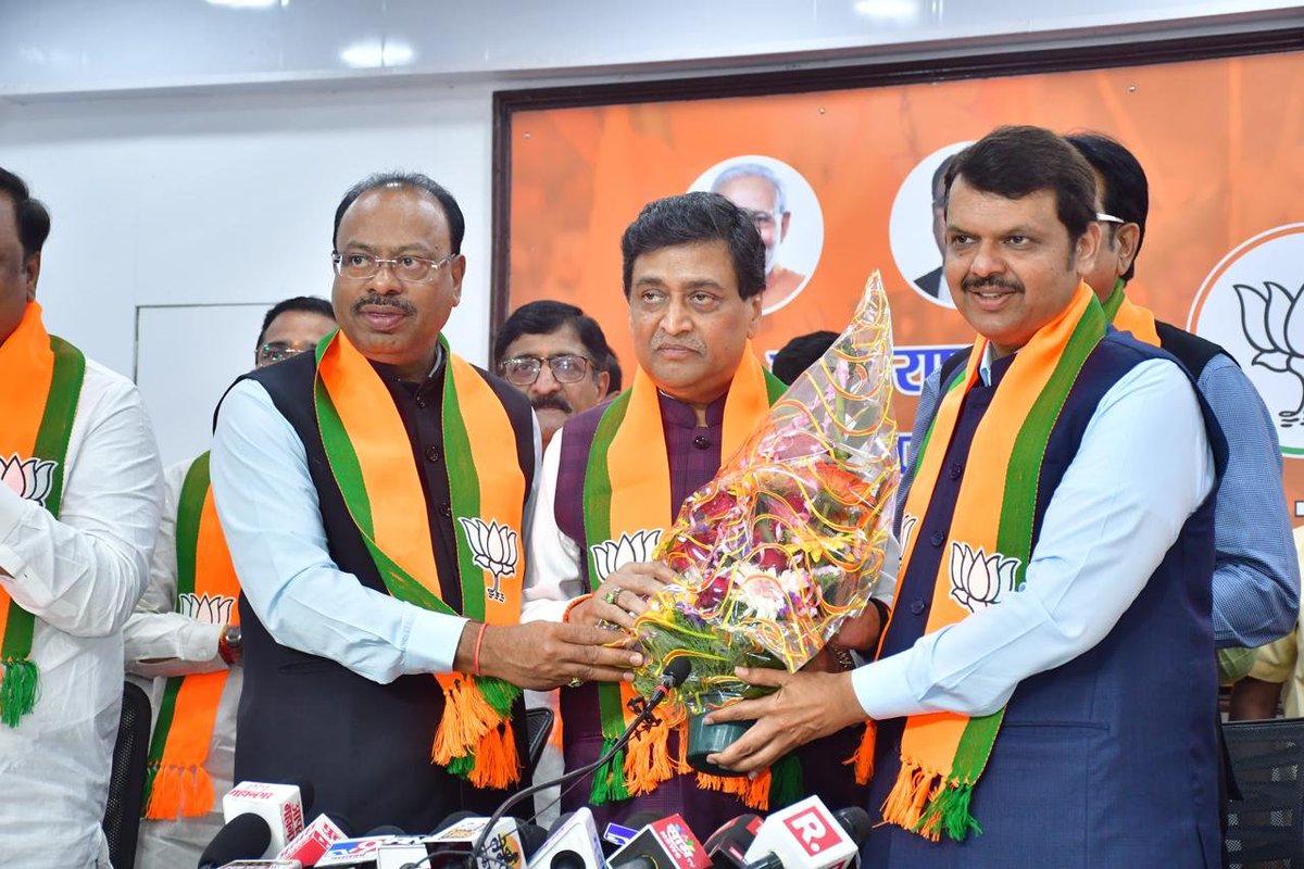 mipravindarekar's tweet photo. राज्याचे माजी मुख्यमंत्री व नांदेडचे लोकप्रतिनिधी श्री. @AshokChavanINC  जी यांचे भारतीय जनता पक्षात स्वागत करतो. 
मला विश्वास आहे कि माननीय पंतप्रधान  श्री. @narendramodi  जी यांनी सुरु केलेल्या विकासयात्रेत आपण आपले अमूल्य योगदान द्याल व भारत मातेची मनोभावे सेवा कराल. https://t.co/ZTDyJopoN1