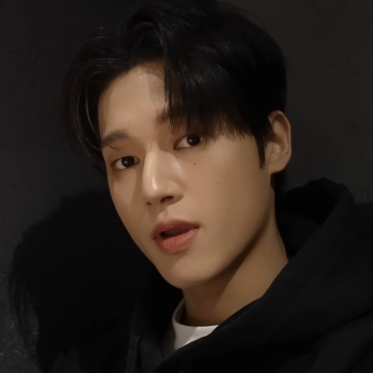 rpdlcnd_'s tweet photo. 체산이랑 박섷와랑 둘이 룸 쉐어 하는데 정영우 혼자 둘이 동거하는 거 때문에 사귀는 줄 알고 박섷와한테 질투했으면 좋겠다 가운데에서 섷와만 등터짐 

형이
솨니에대해
뭘아는데여?

                     뭘... 꼭 알아야돼?

솨니가 뭐
좋아하는 지 알아여?

      그걸 내가 왜 알아야돼...? https://t.co/IVLIFWRuLp