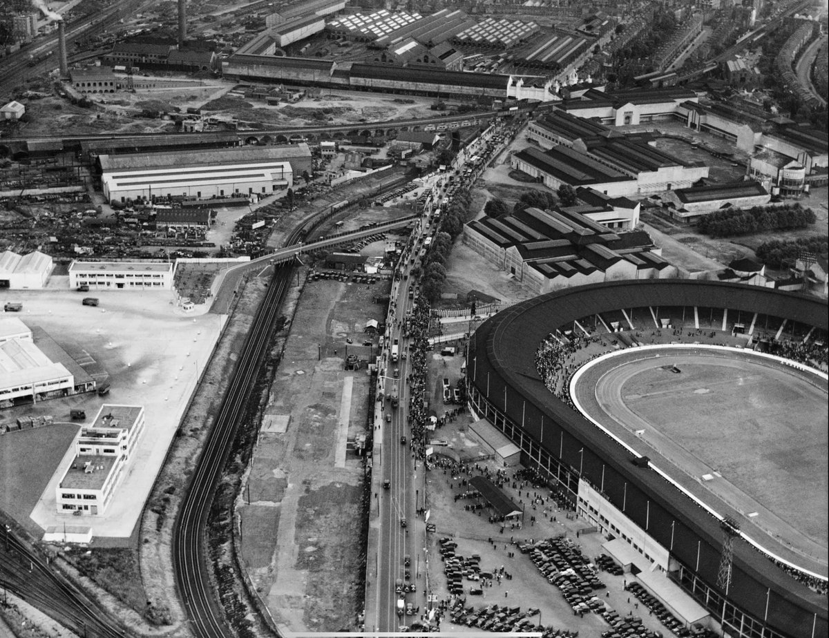 1937: Greyhound race meet at the #WhiteCity Stadium. White City station is 10 years away from being built and the #BBC TV Centre has 23 years to go before being built on Wood Lane. #ShepherdsBush