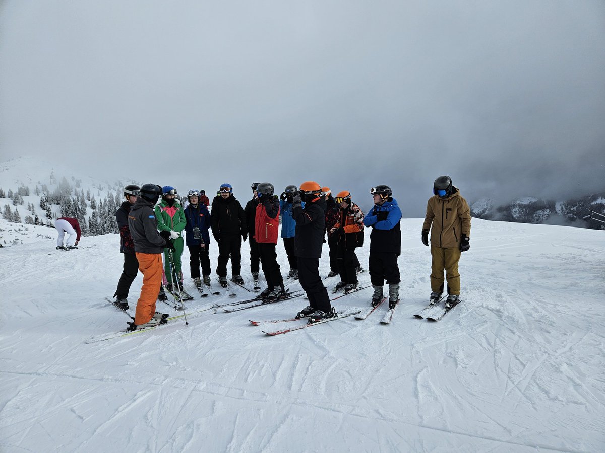 Tuesday morning briefing before heading down the mountain. This group headed straight up on the chair lift, lots more have followed #IdrisDaviesSki2024