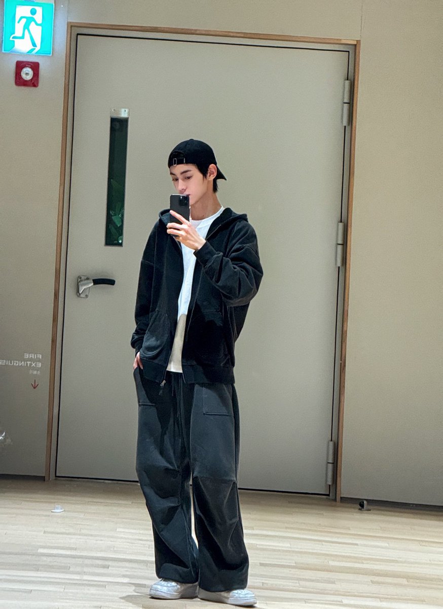 Mirror, mirror on the wall,
who's the selfie-est of them all? 📸