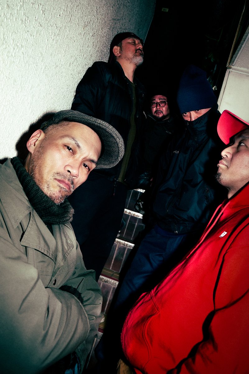 【INTERVIEW】BLYY <a href="/blyy_info/">BLYY_info</a> 

無頼の挑戦──BLYY『東京無宿』インタビュー by 原島"ど真ん中"宙芳 <a href="/michiyoshit/">原島宙芳</a> 

〈SUMMIT〉から新作EPをリリースした彼ら、結成23年目の現在地とは。

写真／Banri Kobayashi
取材・文・編集／船津晃一朗
取材協力／池袋knot

qetic.jp/interview/blyy…