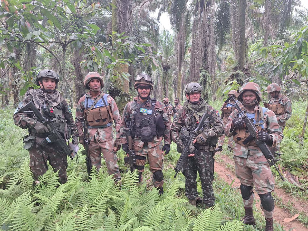 SANDF_ZA's tweet photo. READ || The  Republic of South Africa Battalion, currently deployed in the  Democratic Republic of Congo has successfully completed its Jungle  Warfare Trainer of Trainers Course.

https://t.co/F7ciOZNymU

#SANDF
#JointOperationsDivision
#RSABATT https://t.co/BsvqoV5ayv