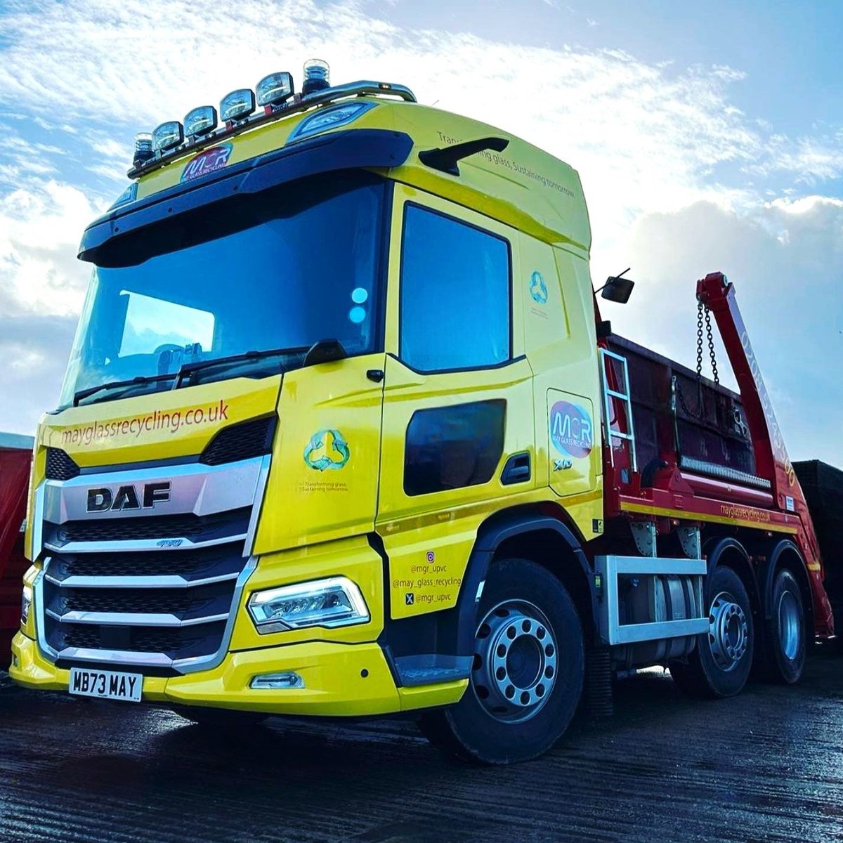 DAFTrucksUK's tweet photo. . @May_Glass has added a new DAF XD Skip Loader to its fleet to cope with growing demand, with a 4.3m wheelbase for optimum manouvrability and 4 stars as standard under the London Direct Vision Standard. 🚴
📸 @TrucknDriver
#DAF #DAFXD #Truck #SkipLoader #London #DVS https://t.co/MPY3jSK3hP