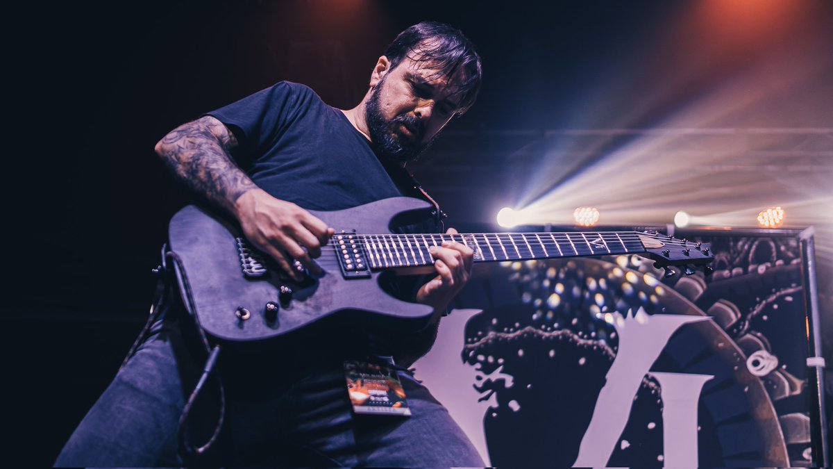 Como cada 13 de febrero,nos toca felicitar a Diego, esa máquina incombustible de hacer riffs, ese personaje que nos alegra los viajes con sus vídeos y su humor negro. Todo el que tenga la suerte de conocerle sabrá lo grande que es en todos los sentidos

Por muchos más años juntos