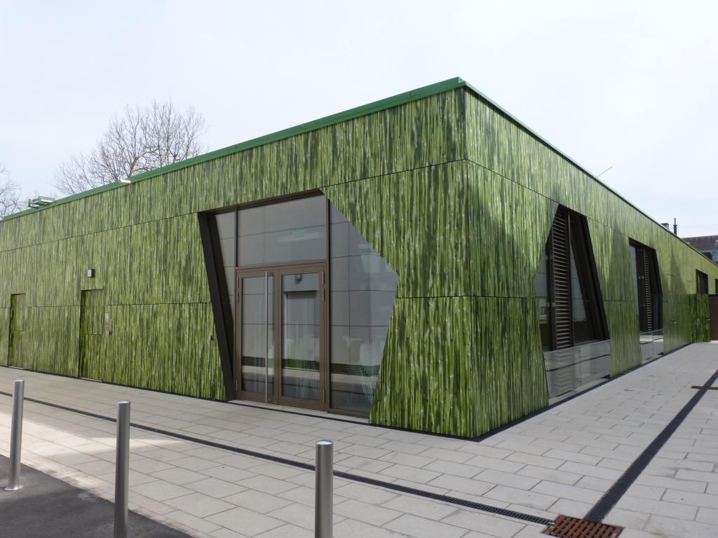Luxembourg's Lycée des arts et métiers unveils a restaurant wrapped in a bamboo-patterned façade. Angular windows carve through the façade, embodying the architects' vision of integrating nature's artistry into every corner 🌿 trespa.com/inspiration/ly…