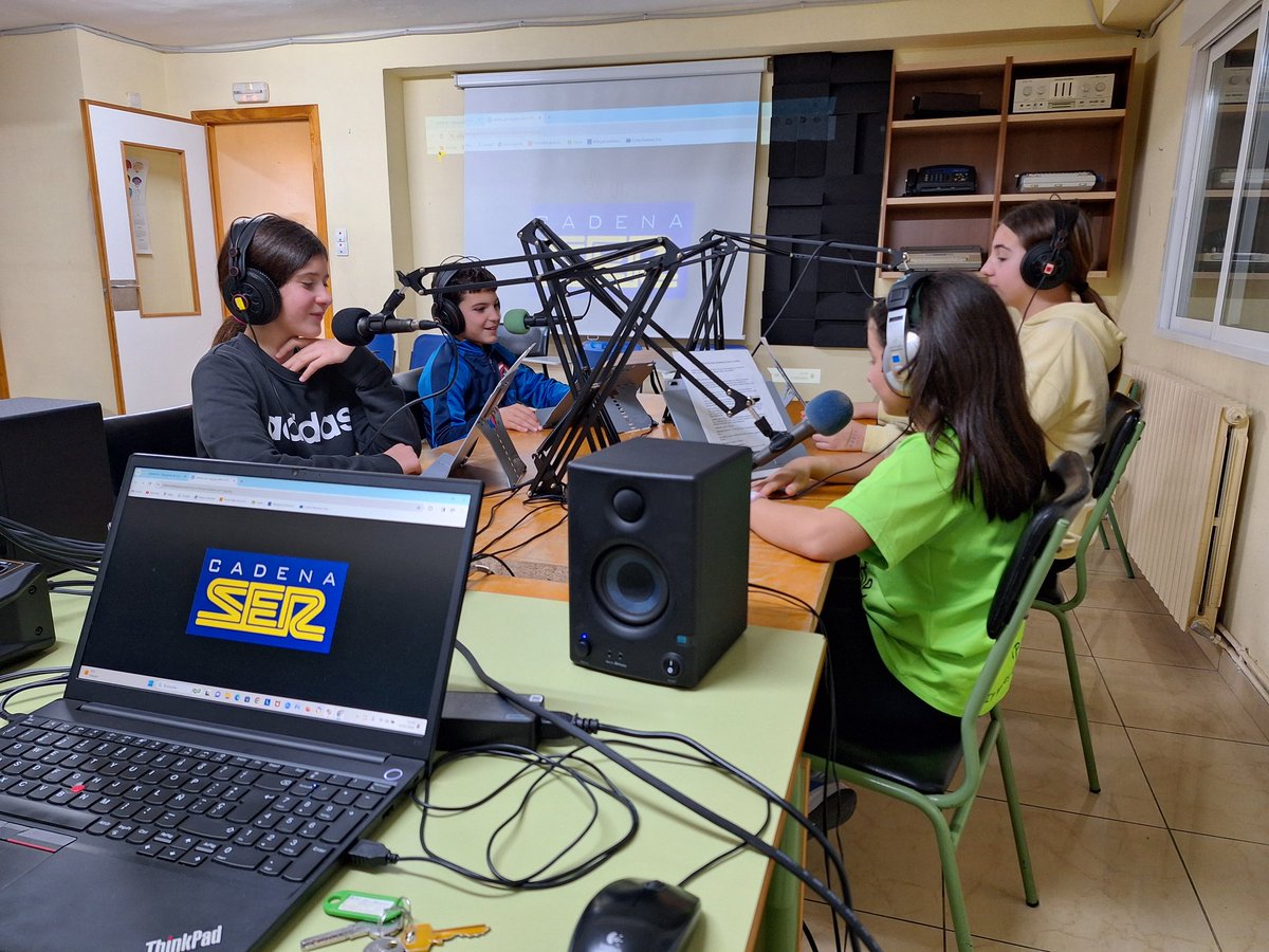 A las 12:35h estaremos con <a href="/DavidMarqueta/">David Marqueta</a> en "Hoy por hoy" de <a href="/RadioZaragoza/">Radio Zaragoza</a>, conmemorando el #DíaDeLaRadio

<a href="/InnovaEducAr/">InnovaEducAr</a> #radioescolar <a href="/La_SER/">Cadena SER</a> <a href="/educaciongob/">Ministerio de Educación, FP y Deportes</a> <a href="/ComunidZ/">Escuelas Transformadoras. ZGZ Rural</a> <a href="/C_Comunicativa/">COMPETENCIA COMUNICATIVA</a>