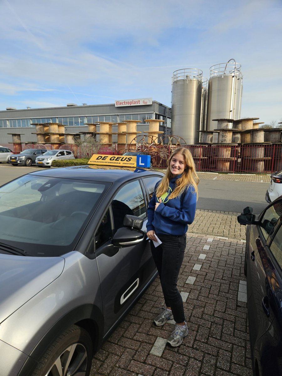 RijschooldeGeus's tweet photo. Madeleine heeft haar zenuwen goed in bedwang gehouden en zonder commentaar van de examinator een veilige en zelfstandige examenrit laten zien 👌. Veel rijplezier en van harte gefeliciteerd Madeleine Opmeer 🚘👍 https://t.co/C2vYSpjlfK