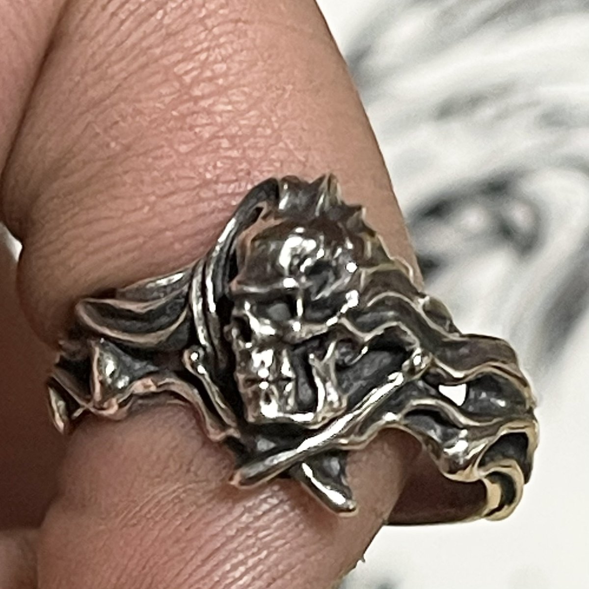 _44akixx_'s tweet photo. 開封〜💞

〜Mayo (HADES／M.D.M.S) × CROWS GLOWS 【EVIL DRUMMER RING】〜

https://t.co/TGDrIXLaHF

🥁☠️💍✨コッコいいゾ🤩🤩

🎪🎪🎪🎪🎪🎪🎪🎪🎪
#MayoFEST2023
#OfficialGOD 
🎪🎪🎪🎪🎪🎪🎪🎪🎪

これにてマヨフェス2023   完
今年も楽しみね💕

Mayoさんはグッズ完売までガンバルンバ〜🤗 https://t.co/Ifwp4eywYz