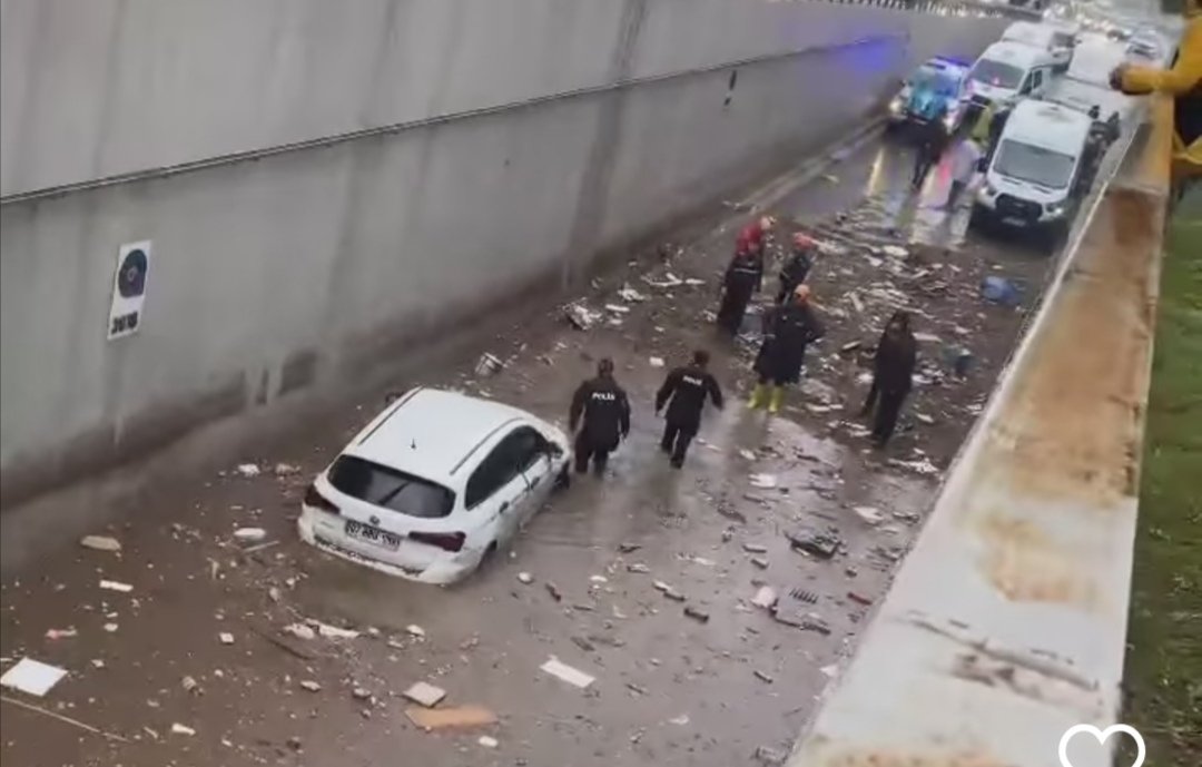Antalya'da aşırı yağış nedeniyle alt geçitte aracıyla mahsur kalan bir vatandaş hayatını kaybetti. #Antalya #SonDakika