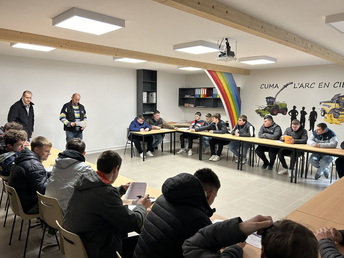 Visite de la @CUMA Arc-en-Ciel de «#lachapellerousselin avec les jeunes de #2nde #bacpro #agroequipement et #CS #Tracteurs et #Machines #agricoles ! 😀👍🚜
#MFR #CFA #Chemillé
<a href="/MFRChemille/">MFR-CFA de Chemillé</a> Portes ouvertes le 16 mars 2024 😉