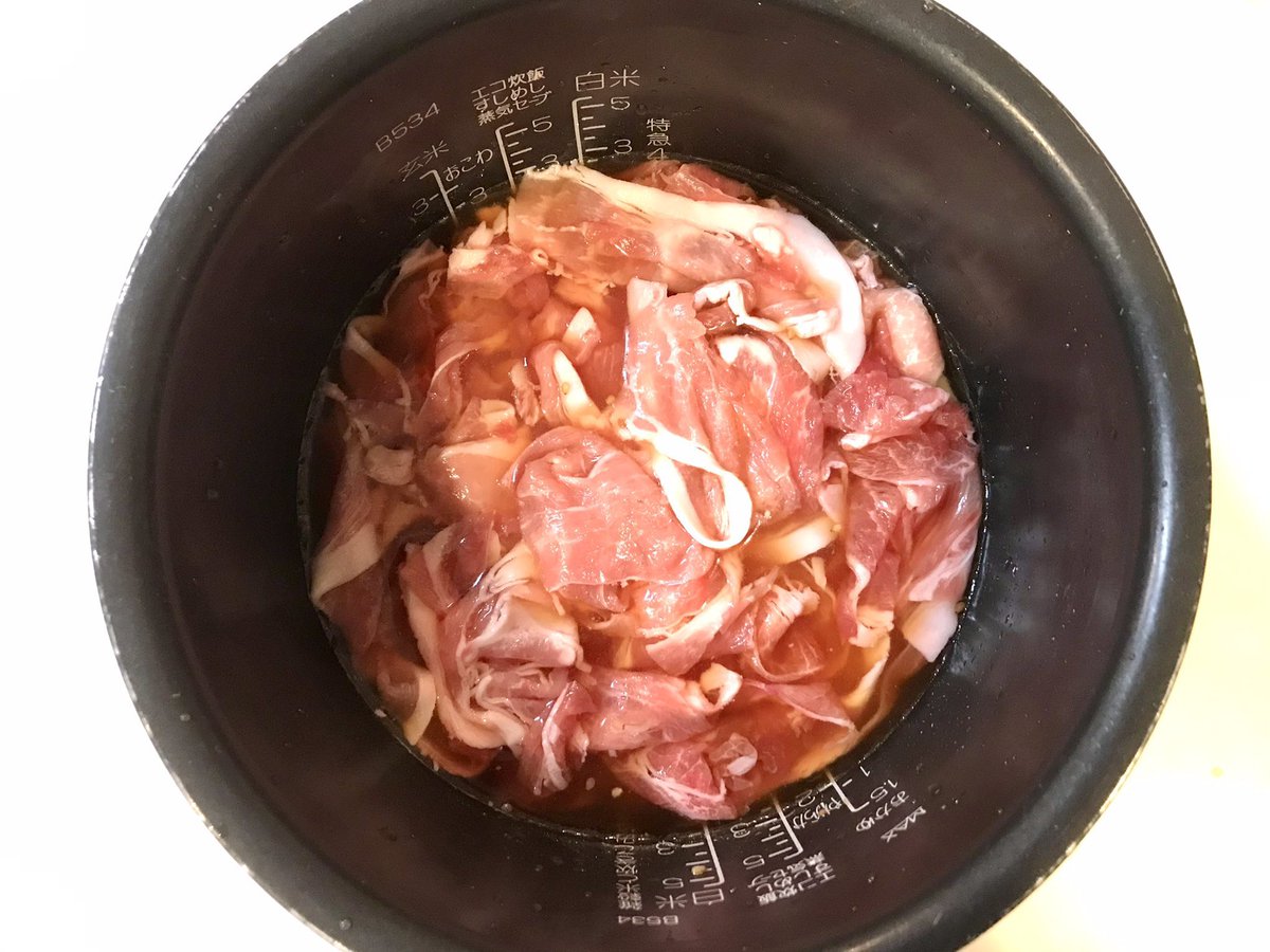 mainooyatsu's tweet photo. 我が家の人気No.1炊き込み。豚肉・生姜・にんにく・長ねぎを焼肉のタレで炊き込みます！半熟卵のせがたまらない✨ https://t.co/xsTCK7AOy9