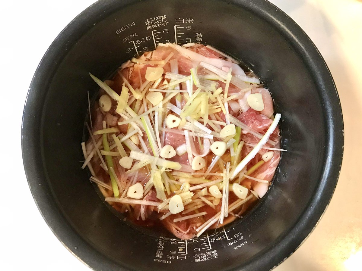 mainooyatsu's tweet photo. 我が家の人気No.1炊き込み。豚肉・生姜・にんにく・長ねぎを焼肉のタレで炊き込みます！半熟卵のせがたまらない✨ https://t.co/xsTCK7AOy9
