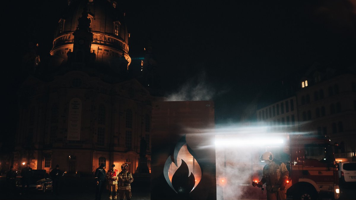 ein_prozent's tweet photo. #Dresden: Ein paar Gedanken zum »Gedenken«

Bereits vor einigen Wochen wurde die alte Gedenkstele zur Erinnerung an die Bombenopfer am Altmarkt abmontiert. Am 12. Februar reagieren wir mit einer eigenen Aktion. Einige Gedanken dazu.

🟠 Die »alte« #Gedenktafel am #Altmarkt war weder besonders schön, noch würdig. Dass Oberbürgermeister #Hilbert sie trotzdem klammheimlich entfernen ließ, steht symptomatisch für den Umgang mit dem Gedenken an Bombenopfer in ganz Deutschland.

🟠 Wir müssen ein neues Gedenken wagen. Was #Bürgermeister, Bundes- und Landesregierung hierzulande darunter verstehen, ist verkorkst, blutleer, vorsorglich selbstschuldig und hässlich.

🟠 Vor Ort haben wir viele Gespräche geführt. Mit normalen Menschen. Niemand versteht, warum das offizielle Gedenken so peinlich ist.

🟠 Unsere Stele bewegt, regt zum Nachdenken an, zeigt, dass #Gedenken anders sein kann. Doch nun ist auch dieses Mahnmal entfernt. Die Stadt hat eine weitere Chance verpasst. Schade. Aber die Bürger #vergessen nicht. Niemals.

#dd1202 #dd1302