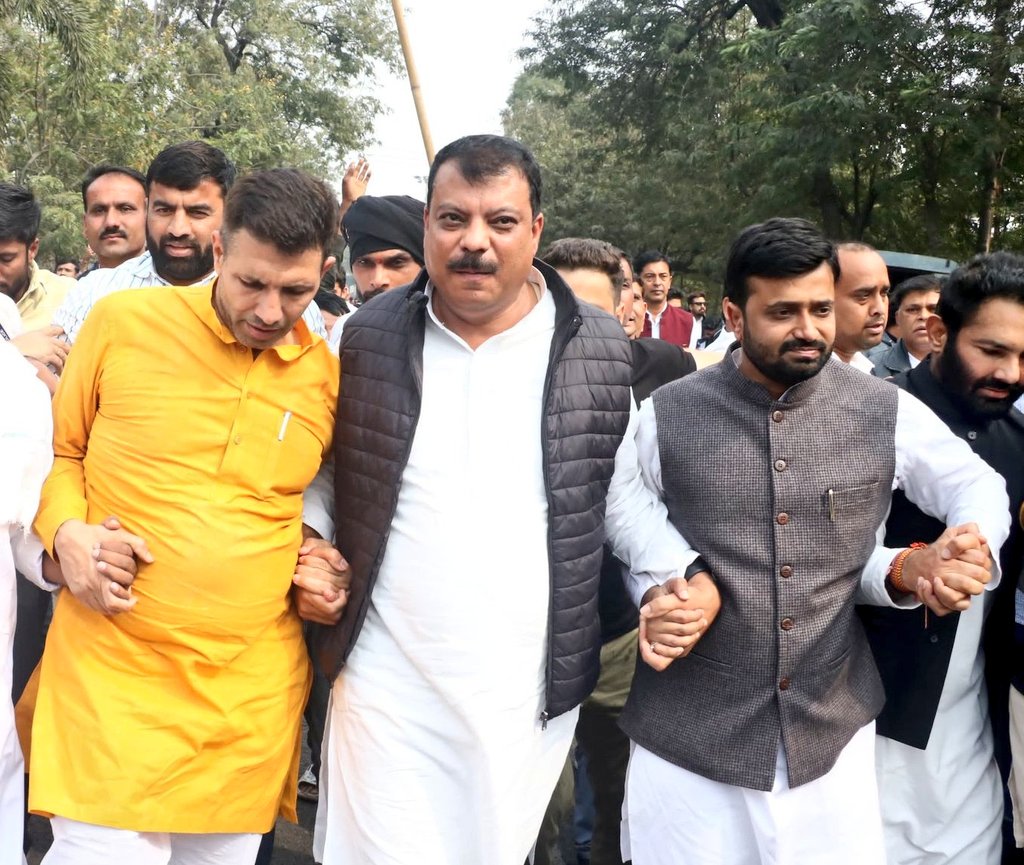 रोज़गार दो या गिरफ्तार करो।

तानाशाही के विरुद्ध,
न्याय का युद्ध..

जय कांग्रेस, विजय कांग्रेस
