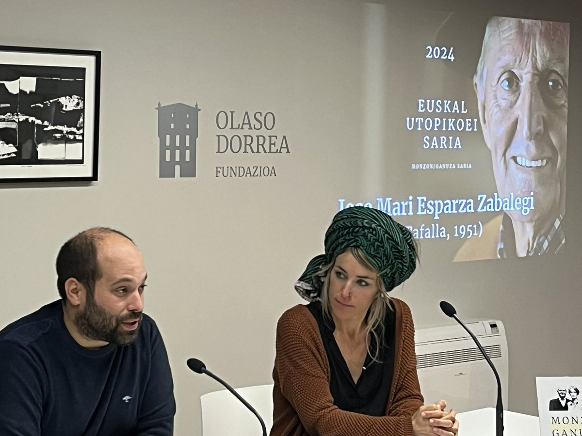 Bergarako alkate Gorka Artola eta Olaso Dorrea Fundazioko Iratxe Esnaolak aurkeztu dute Monzon/Ganuza Euskal Utopikoei 2024 Saria

“Urrunetik gatoz eta urrunera goaz, eta bide horretan Jose Mari Esparza moduko erreferenteak behar ditugu iparra ondo zehazteko”

Zorionak Jose Mari!