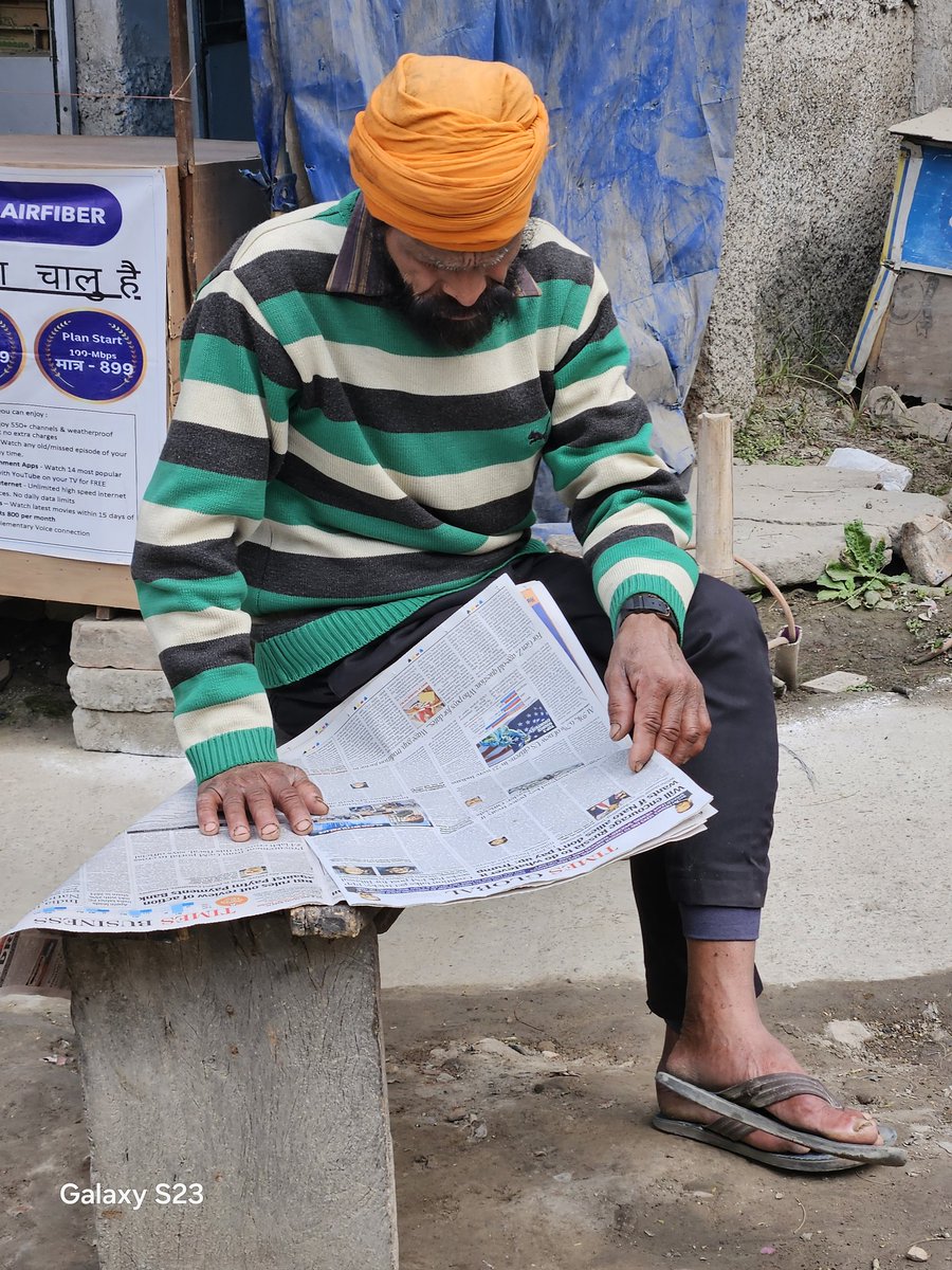 raj_Usingh's tweet photo. A tea seller reading English newspaper. There is something special in #ChaiWalla #PadhtaBihar https://t.co/JEXIb72Ecq
