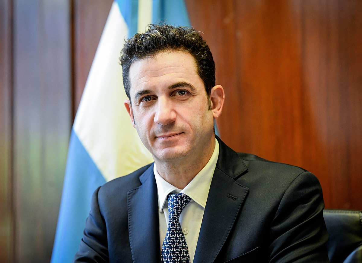 Matías Tombolini.
-Ex Secretario de Comercio de Massa
-Cerebro de las SIRA (Sistema de Importaciones de la RA), último gran curro K.
-Dicen que dejaban los bolsos de retornos en un hotel de Palermo
Nadie va a investigar nada?
Otro robo descarado e impune?
#Tongolini