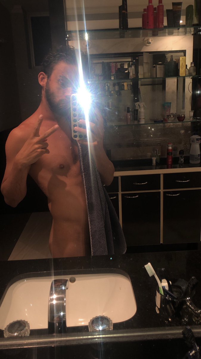 viniciusJontha's tweet photo. Amor é um livro
Sexo é esporte
Sexo é escolha
Amor é sorte
Amor é pensamento, teorema
Amor é novela
Sexo é cinema
Sexo é imaginação, fantasia
Amor é prosa
Sexo é poesia
O amor nos torna patéticos
Sexo é uma selva de epiléticos
Amor é cristão
Sexo é pagão
Amor é latifúndio https://t.co/cHir55N23D