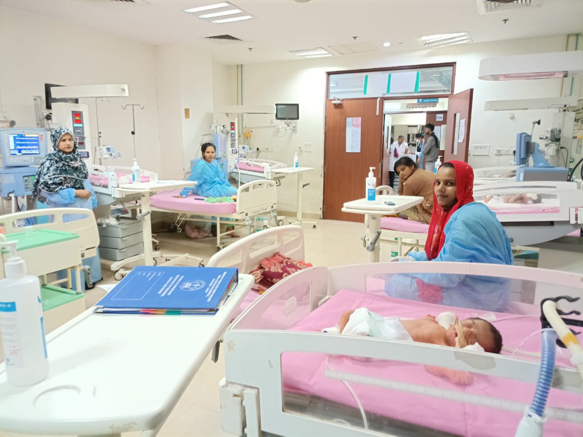 Dr Atul Goel, @DghsIndia and Dr Vandana Talwar, MS @SJHDELHI, visited & inspected the country’s largest (35 bedded) and first outborn Mother- neonatal ICU for providing quality tertiary care with zero separation of small and sick babies from their mothers. #SafdarjungHospital