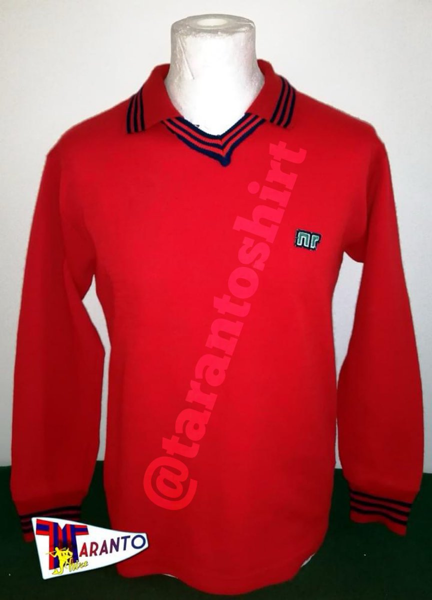 tarantoshirt's tweet photo. Meravigliosa maglia indossata da Erasmo IACOVONE nella partita Sampdoria - Taranto 4-0 disputata allo stadio Marassi di Genova l' 8 Gennaio del 1978. 
Maglia NR in lanetta pesante con richiamo rossoblu sul colletto e… https://t.co/Rx3ZOkoh47 https://t.co/sDI7OxlJWM