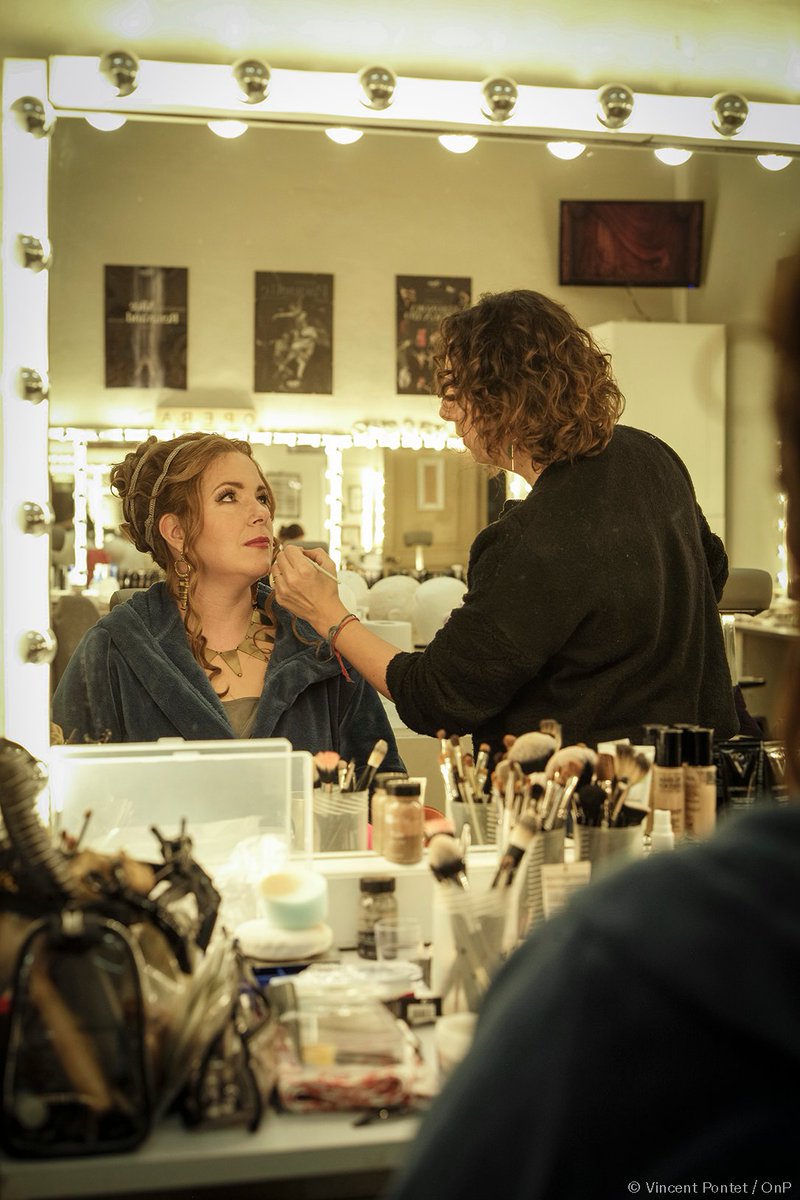 #GiulioCesare Glissons-nous dans les loges des artistes avant la représentation de l'opéra de Haendel. @Lisette_Oropesa et Wiebke Lehmul sont au maquillage et à la coiffure ! Au Palais Garnier juqu'au 16 février: bit.ly/3OR3Ef9