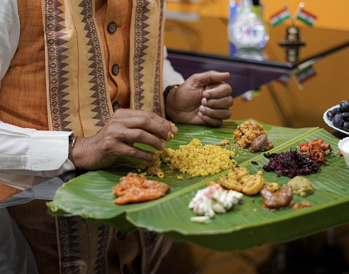उड़ीसा के भाजपा कार्यकर्ता श्री सुबोध कुमार जी के घर पहुंच कर मां के हाथ के बने भोजन का आनंद लिया।

मां की ममता, आत्मीयता और आशीर्वाद से हृदय गदगद हो गया।