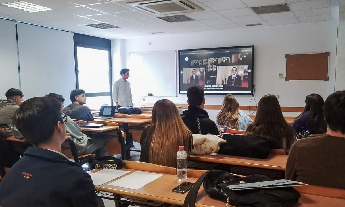 Alumnos de 3º de Periodismo han tenido el lujo de participar en una sesión con <a href="/arroutos/">alberto arruty</a>, responsable de desarrollo en <a href="/ficcionprodu/">FICCIÓN PRODUCCIONES</a> y <a href="/AlumniVillanuev/">Alumni Universidad Villanueva</a> de Periodismo. Han hablado tanto de temas como el periodismo de sucesos, como de su experiencia como emprendedor.